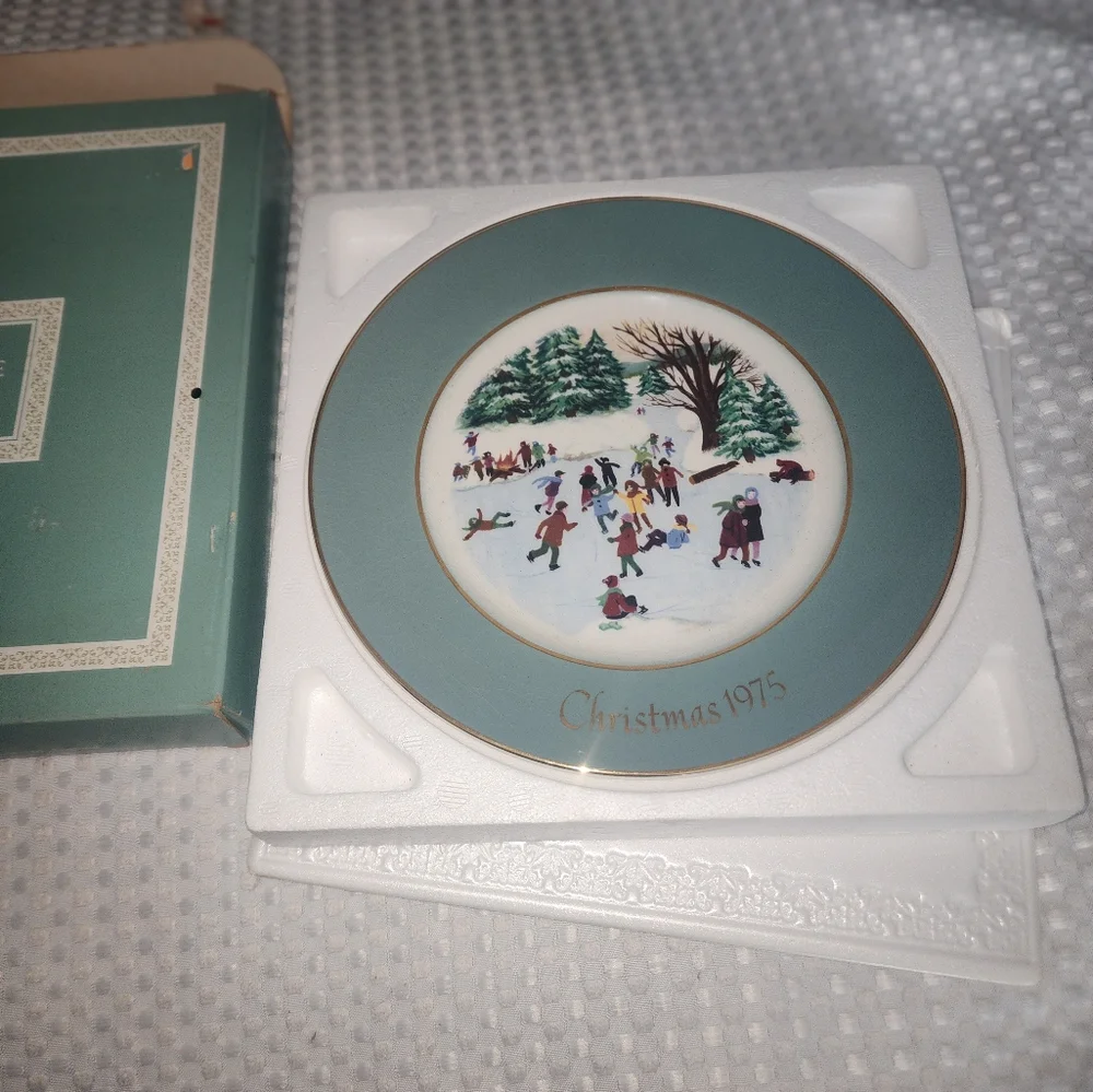 VINTAGE AVON EUC 1975 SKATERS ON THE POND CHRISTMAS PLATE COLLECTORS EDITION